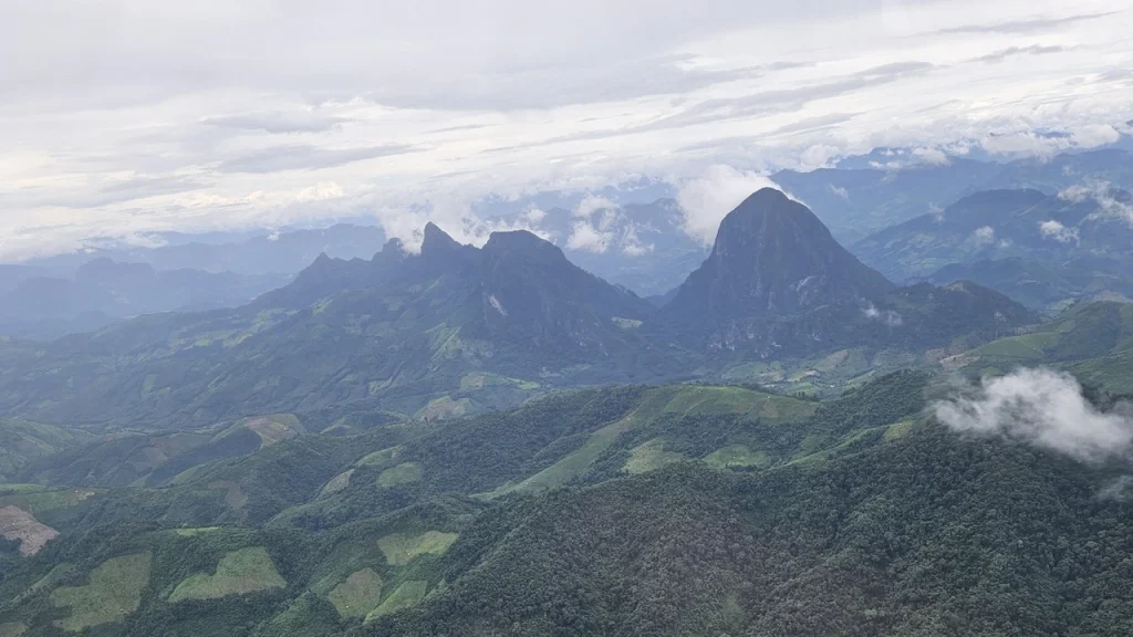 Berglandschaft in Laos aus der Vogelperspektive. Ist eine Online-Psychotherapie sinnvoll, auch aus der Ferne?