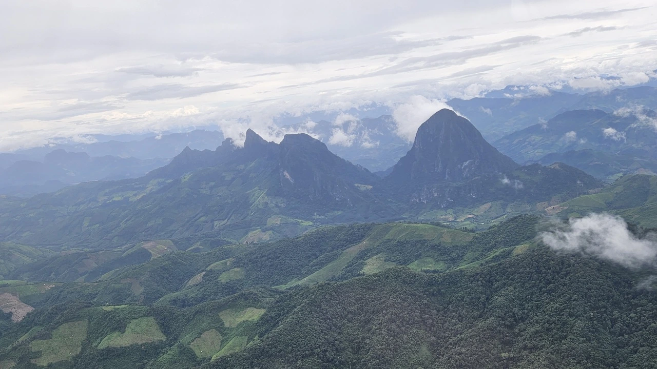 Berglandschaft in Laos aus der Vogelperspektive. Ist eine Online-Psychotherapie sinnvoll, auch aus der Ferne?