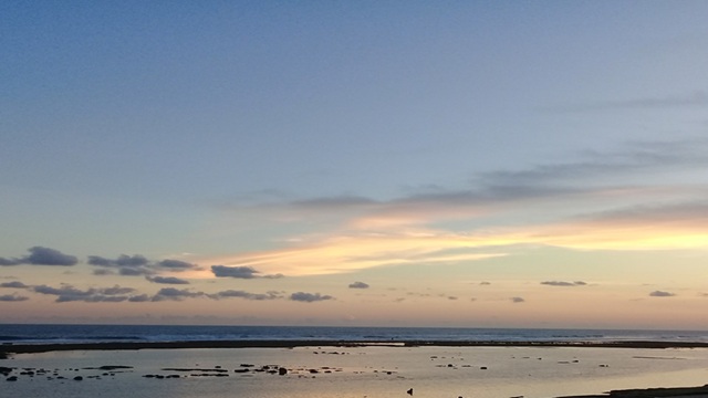 Weiter Blick über einen stillen Strand bei Sonnenuntergang; kann ChatGPT einen Psychotherapeuten ersetzen?