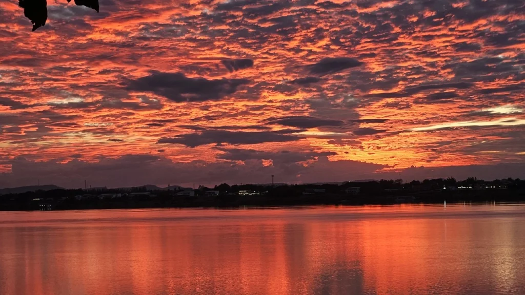 Dramatischer Sonnenuntergang über dem Mekong. Online-Psychologe Kosten verstehen und den richtigen Weg finden