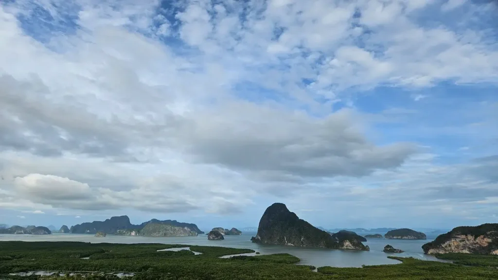 Weite Landschaft mit Inseln Meer und Himmel als Symbol für Abstand Perspektivwechsel und inneren Dialog