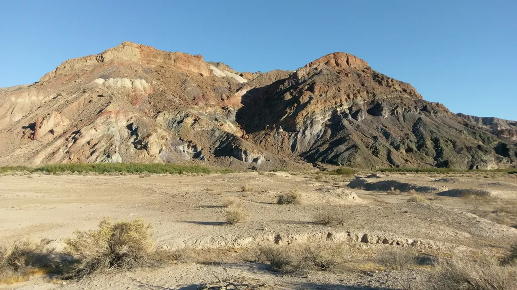 Kahle, rotbraune Berge über einer trockenen Ebene