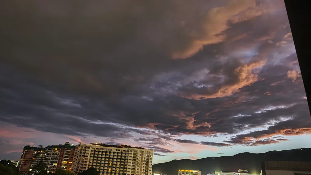 Dunkle Gewitterwolken mit rötlichem Licht über Wohnhäusern