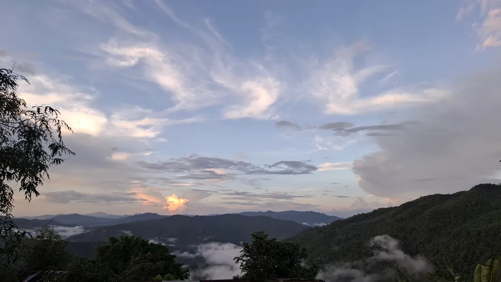 Abendhimmel mit Wolken über Bergen, in den Tälern Nebel